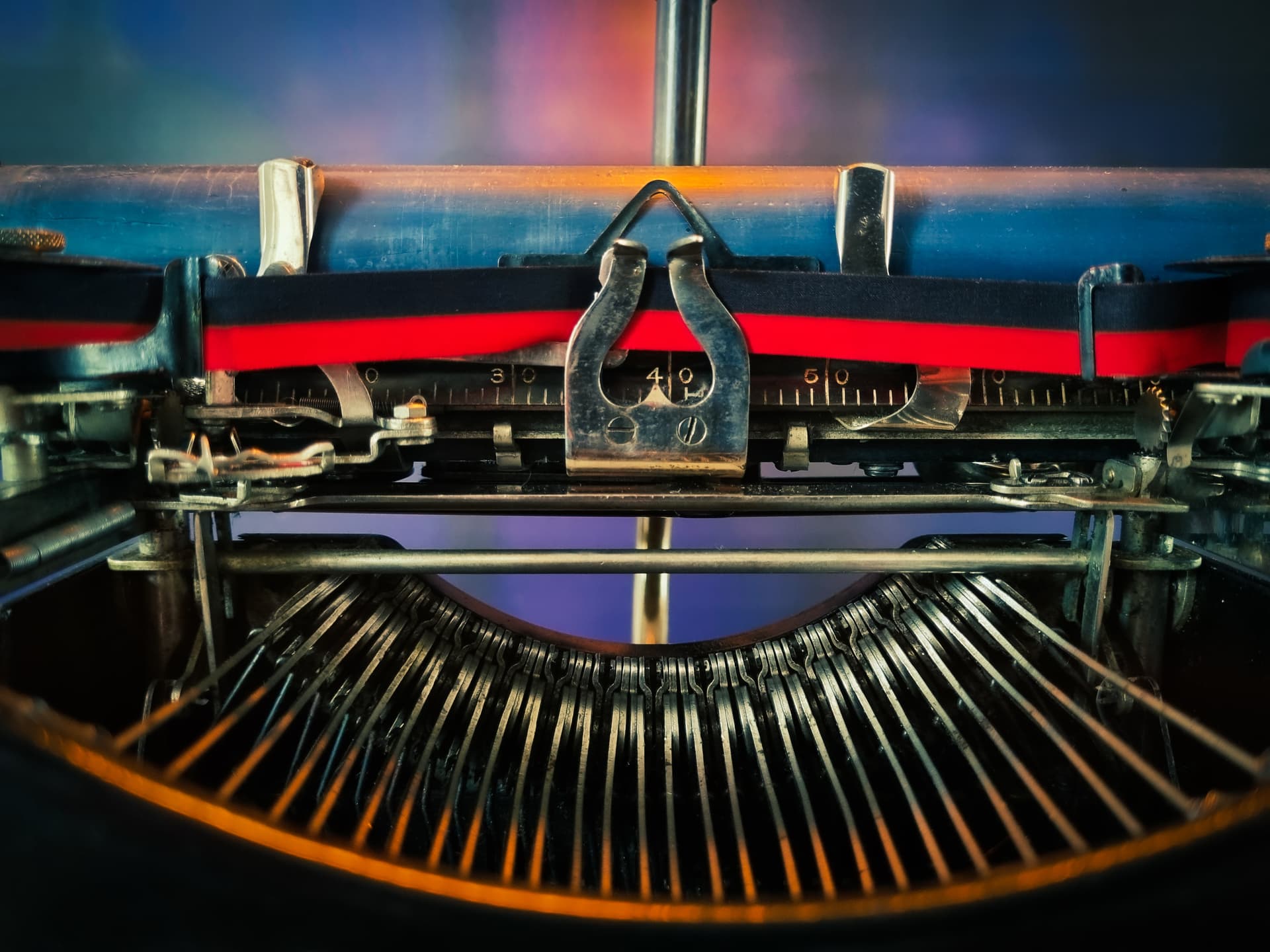 A journalist gains fame as a mystery writer